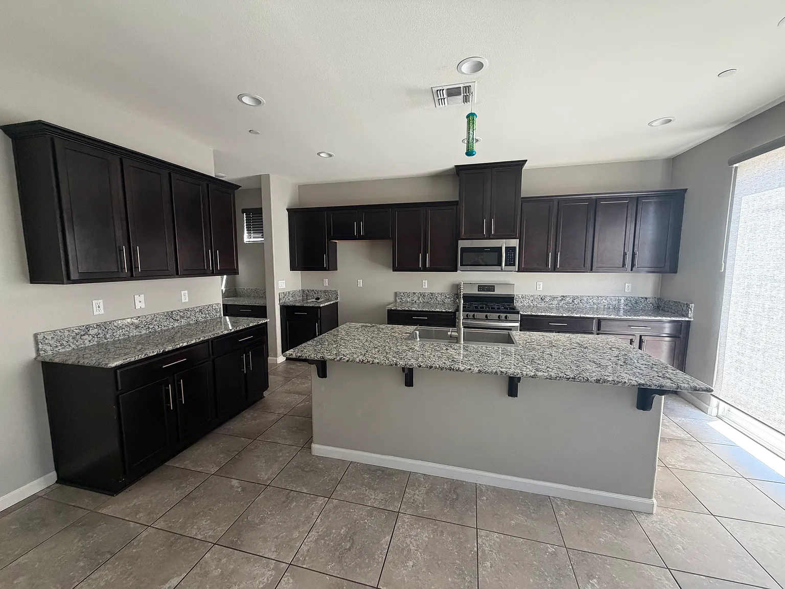 4 bed, 2.5 bath, 2116 sqft, $2,500 — Photo 4