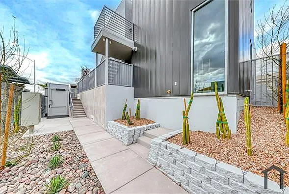 304 S Maryland Pkwy #4 — Photo 2