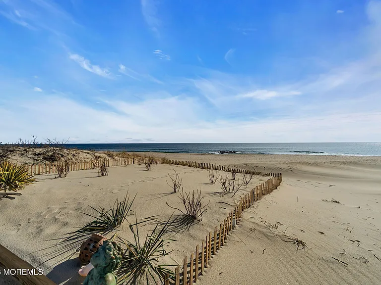 55 Beach Front — Photo 44