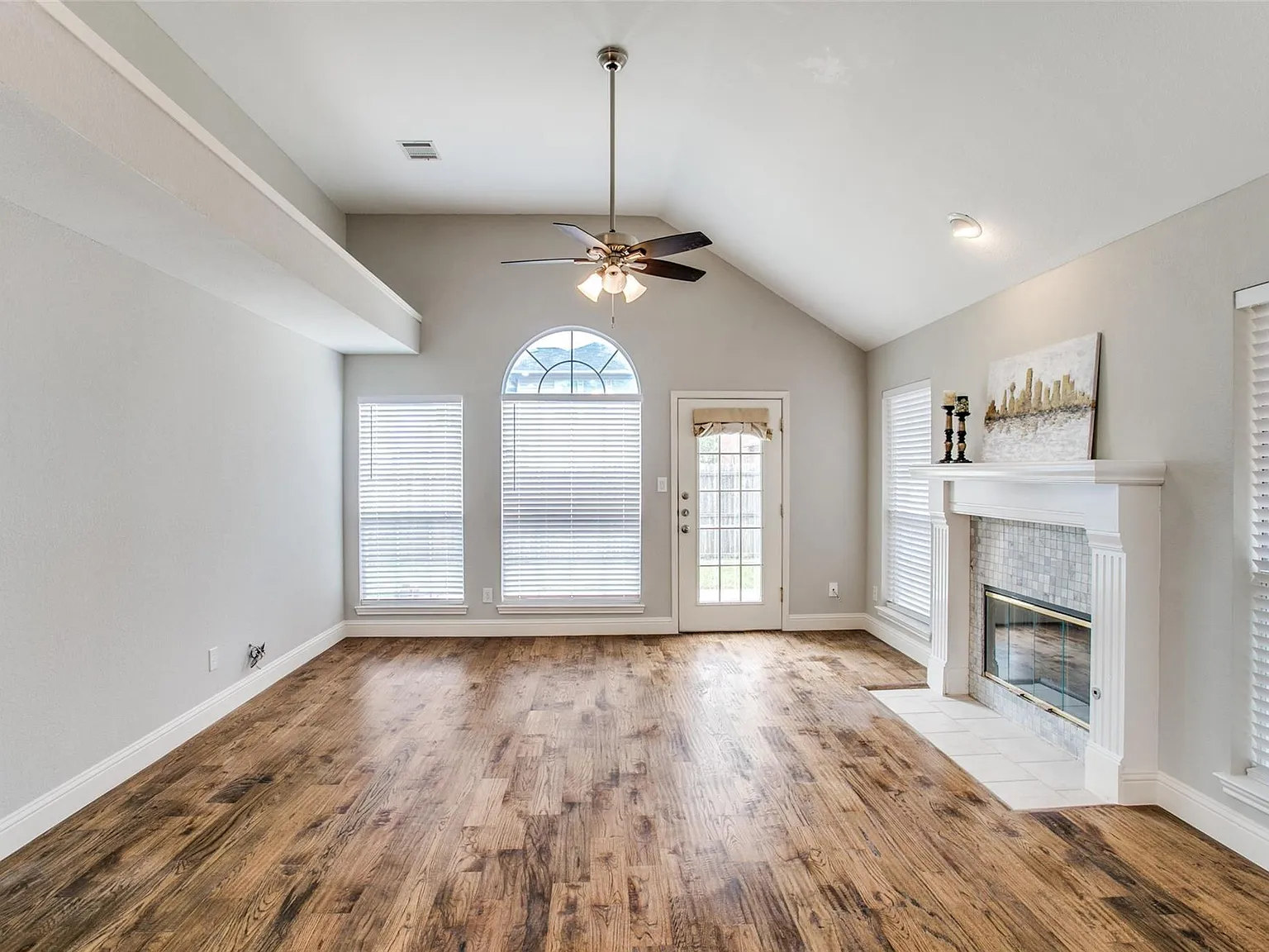 3 bed, 1372 sqft, $2,195 — Photo 1