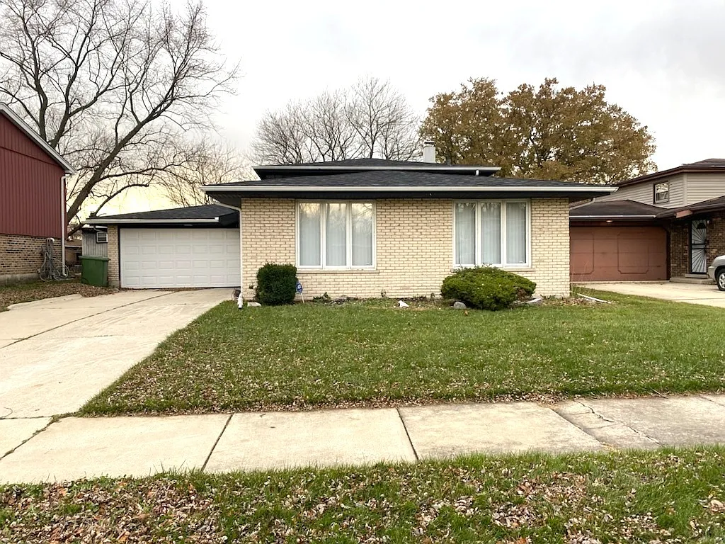 15636 Madison Ave photo 1