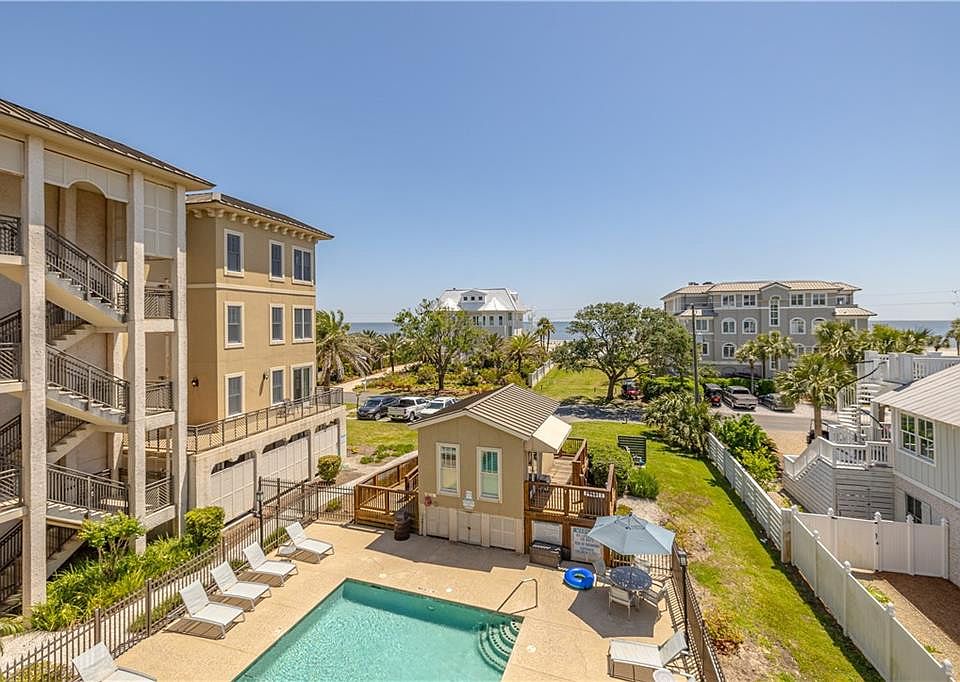 1st image of 1015 Beachview Dr #208