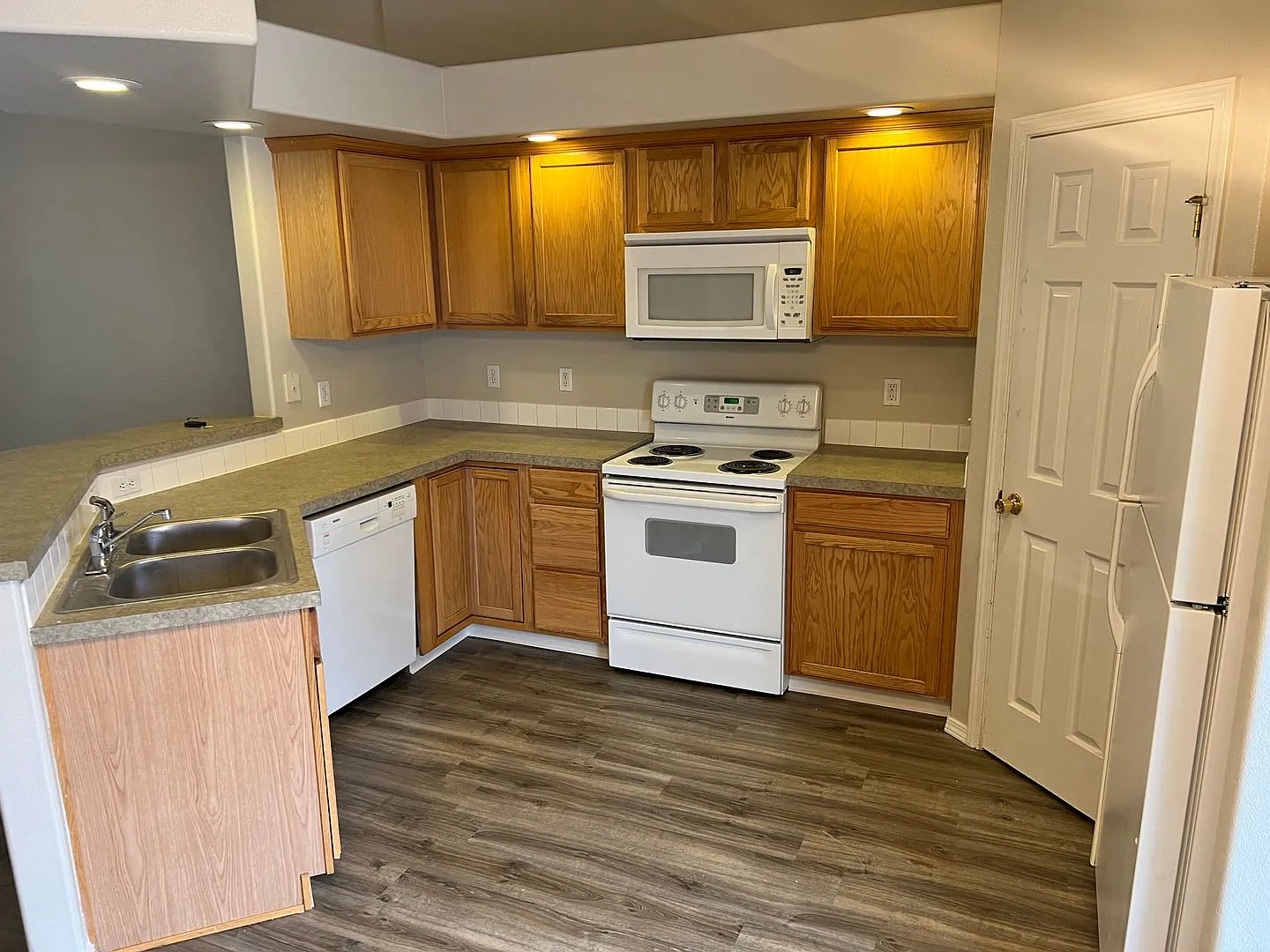 Modernized Comfort with Bonus Room & Private Yard! | 2719 Carnegie St — Photo 4