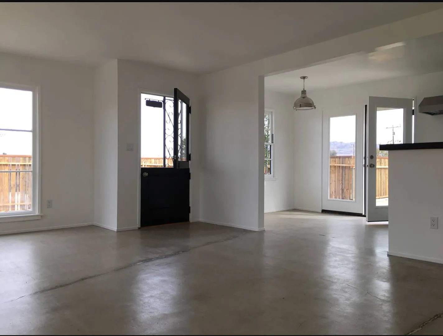 A 2 Bedroom 1 Bath Home With Art Studio — Photo 4