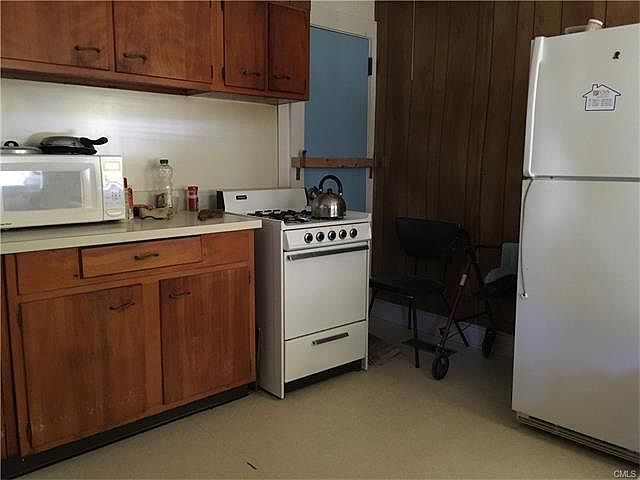 2nd image of 122 Flanders St