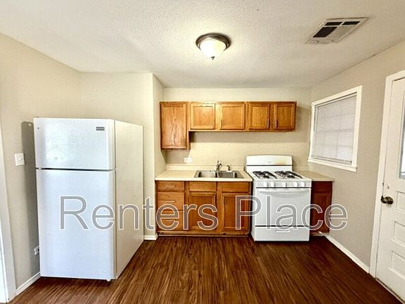 5th image of 200 E 6th St