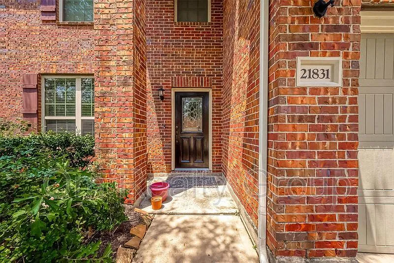 4 bed, 2.5 bath, 2815 sqft, $2,600 — Photo 3