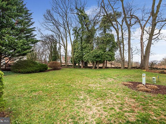 3rd image of 834 Buckner Dr