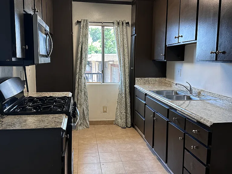 8800 Cedros Ave #203 — Photo 17