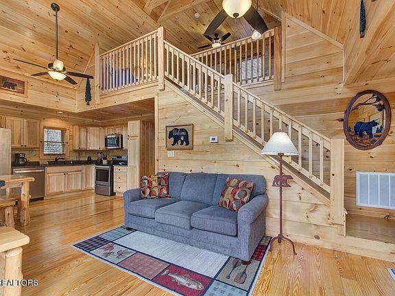 5th image of 820 Crest View Dr