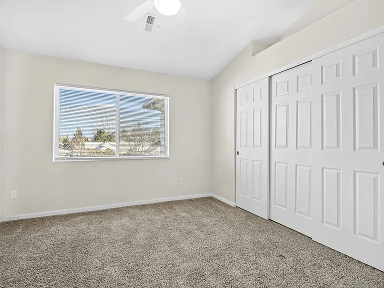 Oasis Apartments — Photo 22