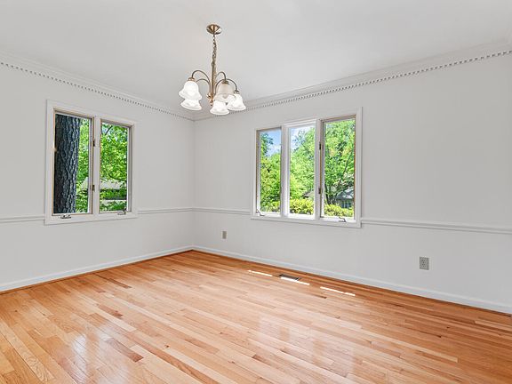 5th image of 118 Montrose Dr