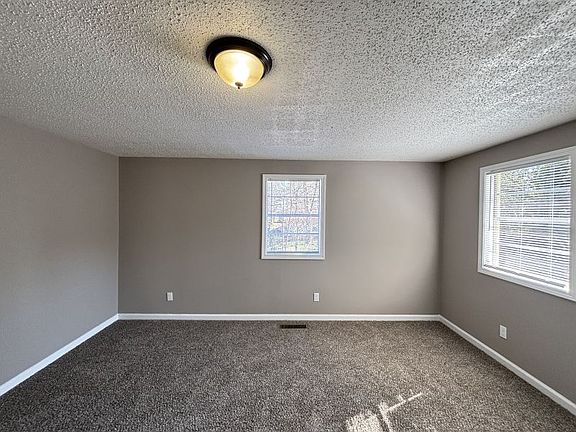 4th image of 15 Ivy Dr