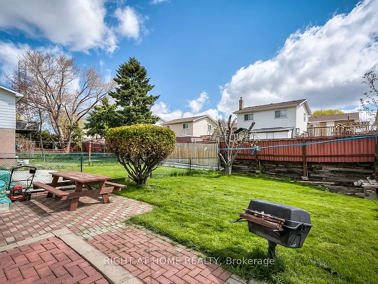76 Ashridge Dr — Photo 16