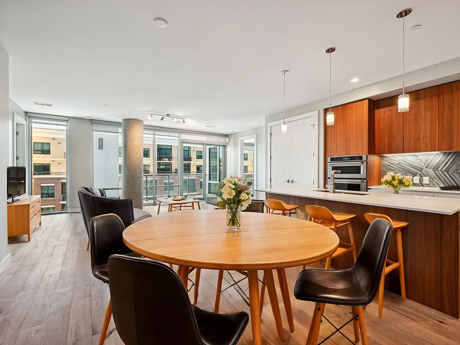 2 bed, 2.5 bath, 1421 sqft, $4,500 — Photo 4
