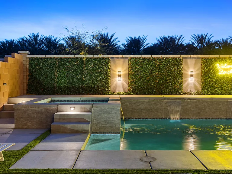 The raised spa makes it easy for you to just hop on in!