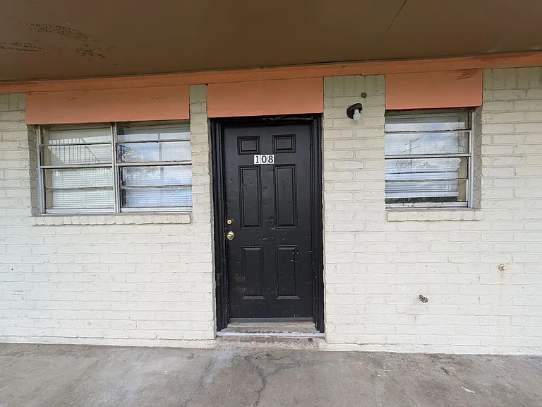 893-905 Campus St — Photo 3