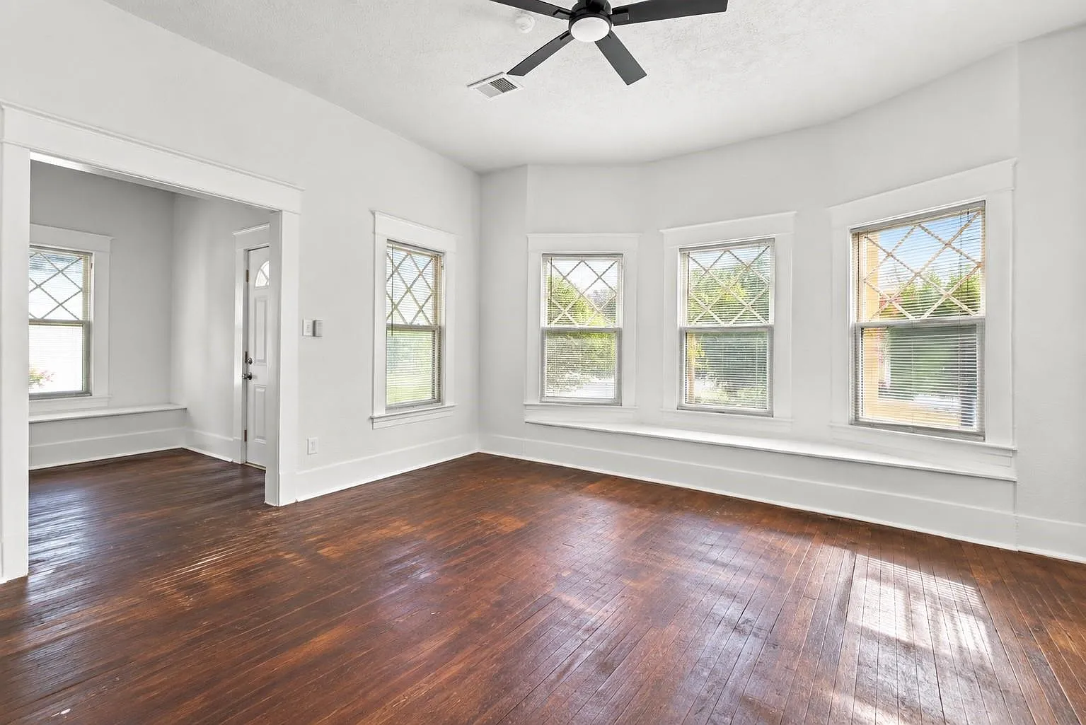 4 bed, 2.0 bath, 1370 sqft, $2,300 — Photo 3