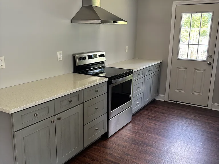 9940 Naylor Ave — Photo 4