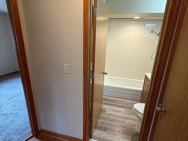 Evergreen Terrace Apartments — Photo 15
