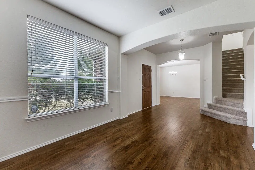3 bed, 2304 sqft, $2,100 — Photo 3