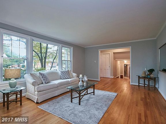 4th image of 104 Oakmont Ct NE