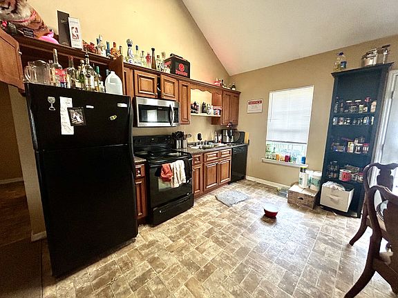 3rd image of 115 Thomkin Dr