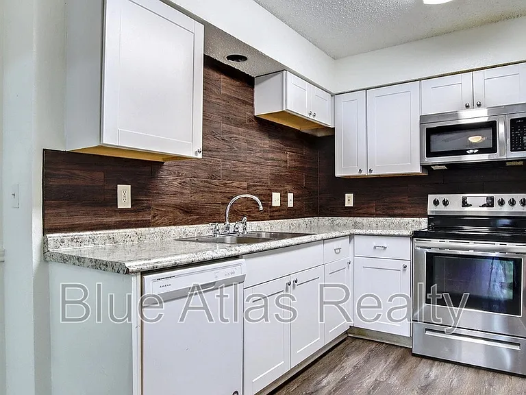 916 Hilltop Dr #C — Photo 4