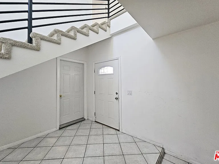 22040 Wyandotte St #UPSTAIRS — Photo 21