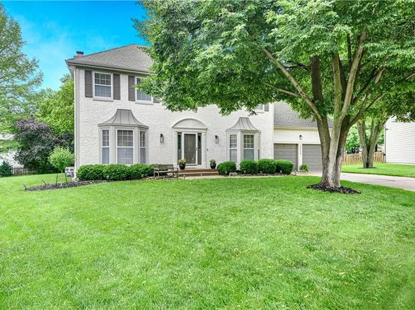 13008 Sherwood St, Leawood, KS 66209