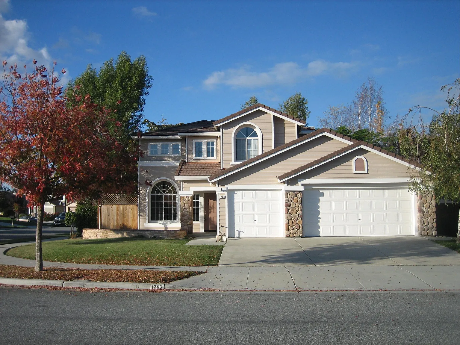 1293 Pheasant Dr photo 1