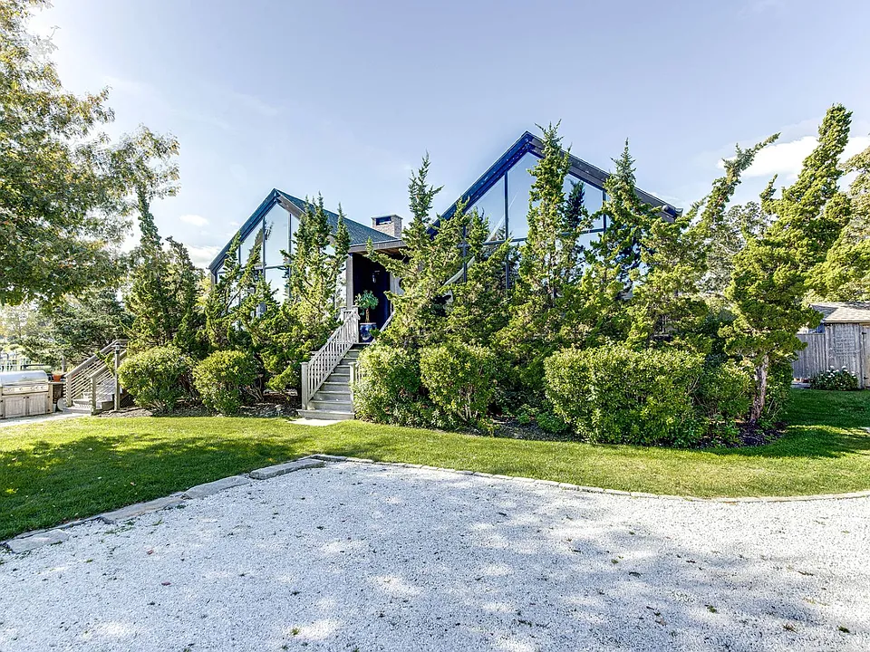 8 Chequit Ave