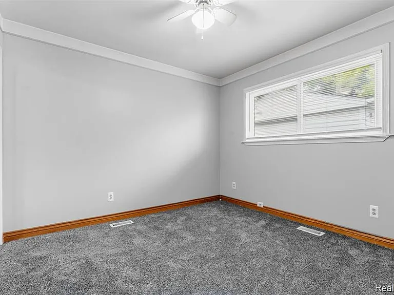 323 N Campbell Rd — Photo 12