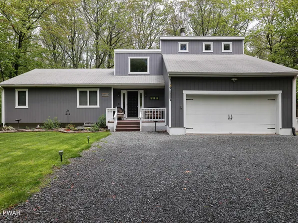 807 Lariat Ct, Hawley, PA 18428
