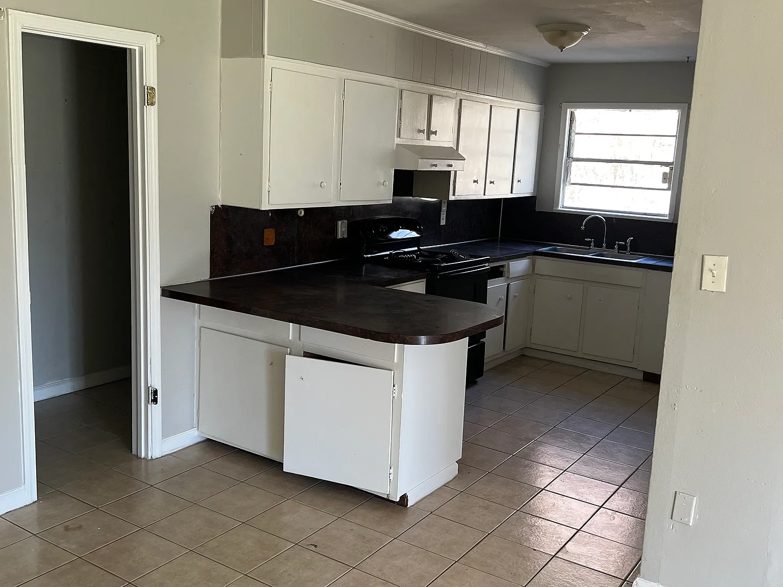 3 bed, 1300 sqft, $975 — Photo 3