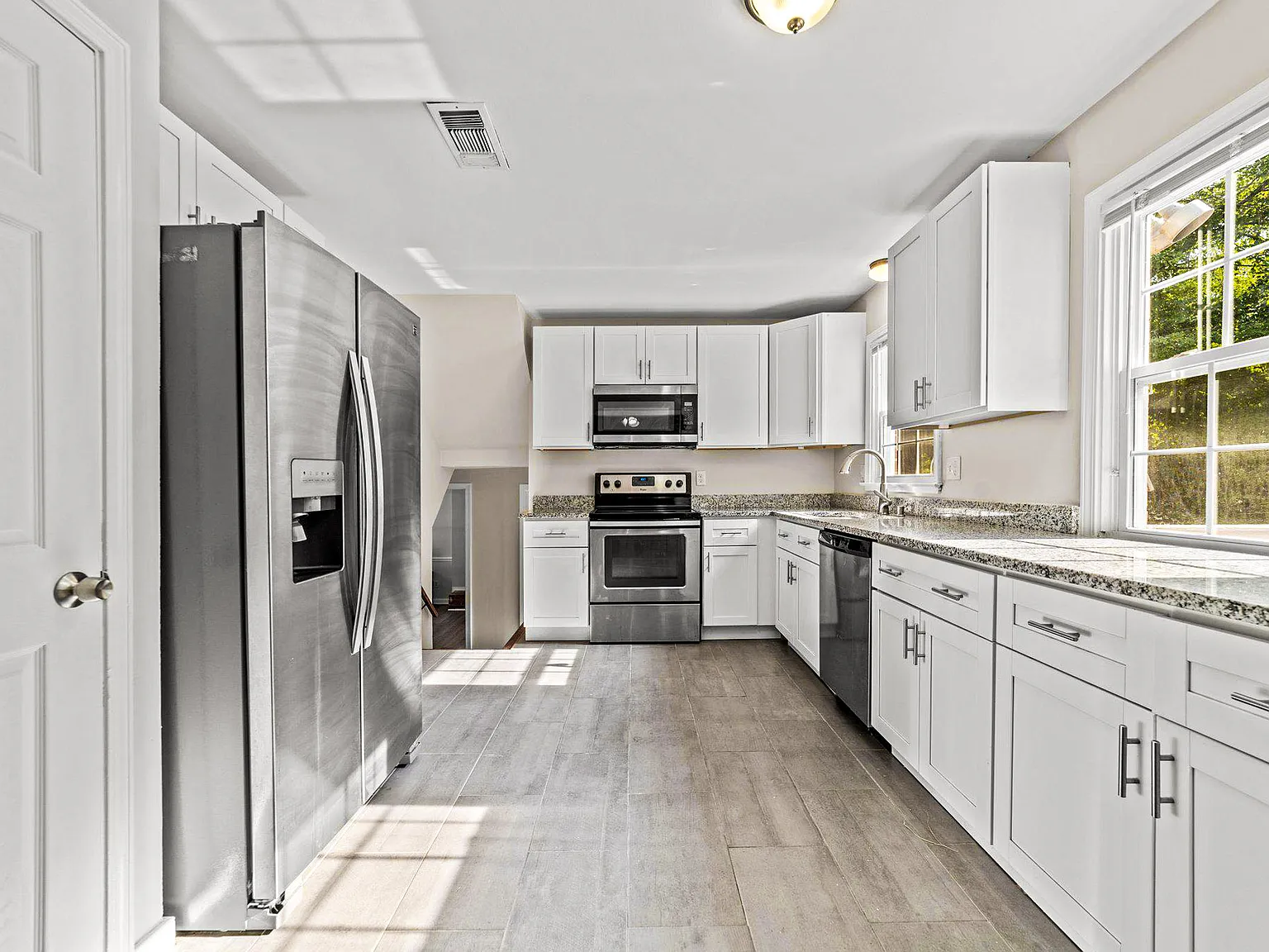 4 bed, 3.0 bath, 1983 sqft, $1,274 — Photo 4