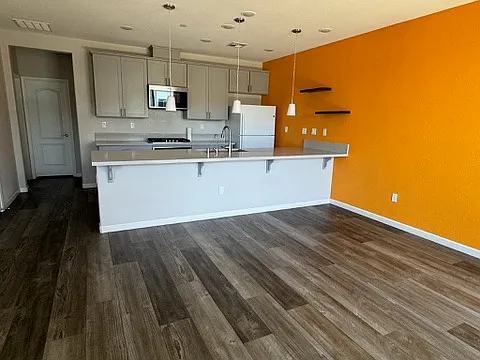 555 Clover Cir Photo 1
