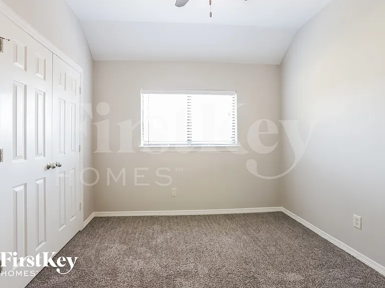 8015 N Tarrytown Crossing Dr — Photo 12
