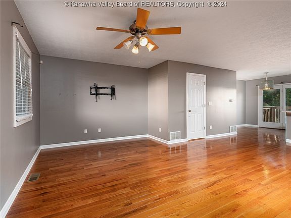 5th image of 16 Deer Valley Dr