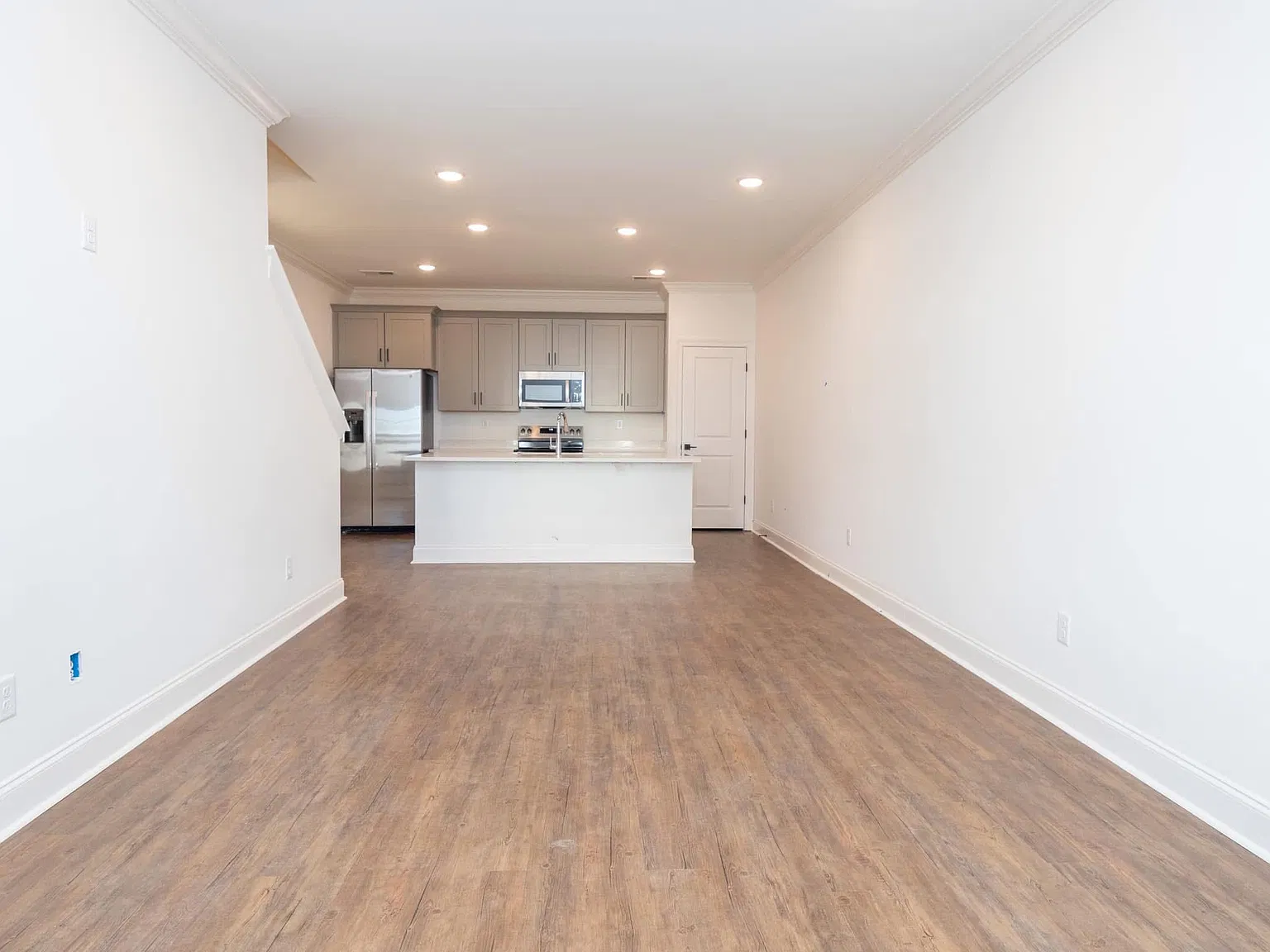 3 bed, 3.5 bath, 1656 sqft, $3,900 — Photo 4