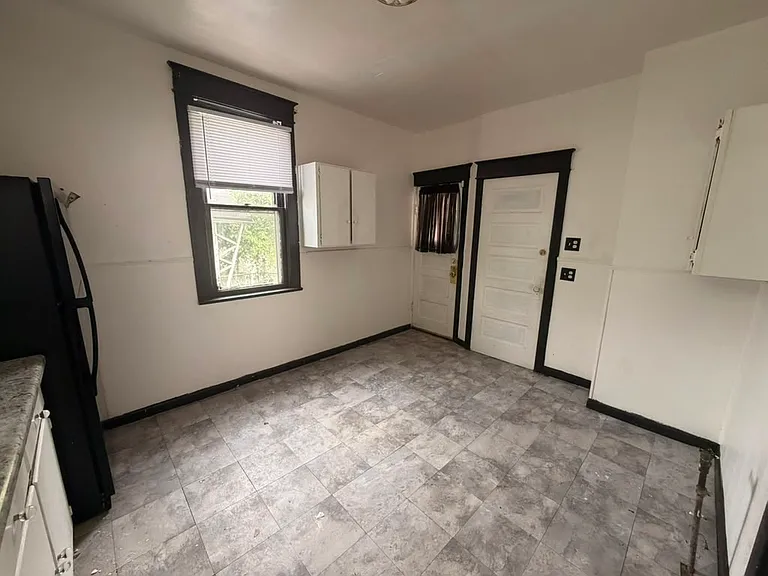 451 E Pearl St — Photo 6