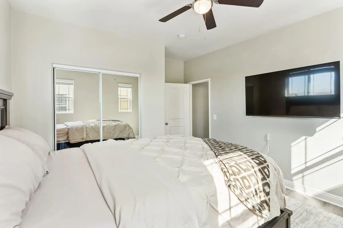 5 bed, 2826 sqft, $8,000 — Photo 3