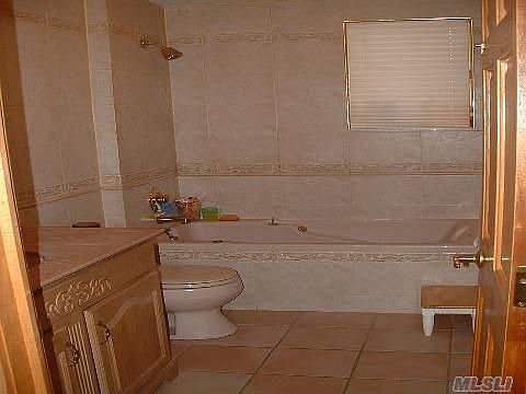 Bathroom w/jacuzzi