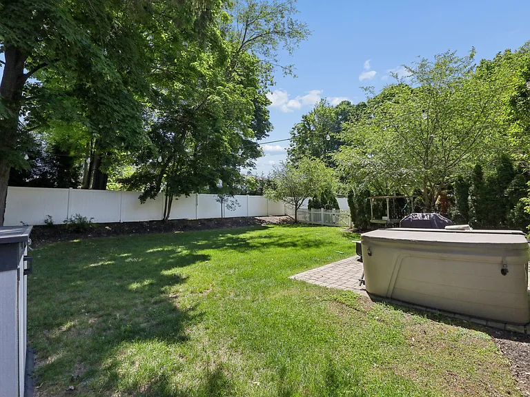 294-296 Tenafly Rd — Photo 39
