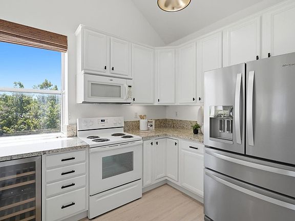 4th image of 903 Sunrose Ter APT 301