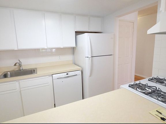5th image of 228 W 123rd St APT 2