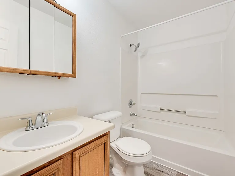 216 Modene St — Photo 12