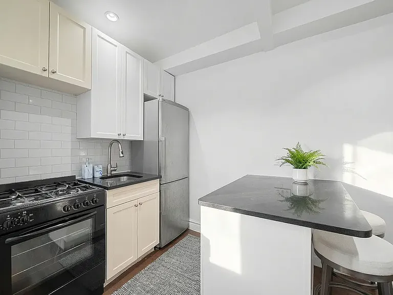 35 Hamilton Pl #800 — Photo 2