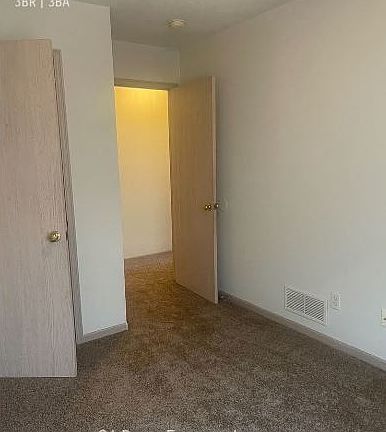 5th image of 104A NE Dogwood St