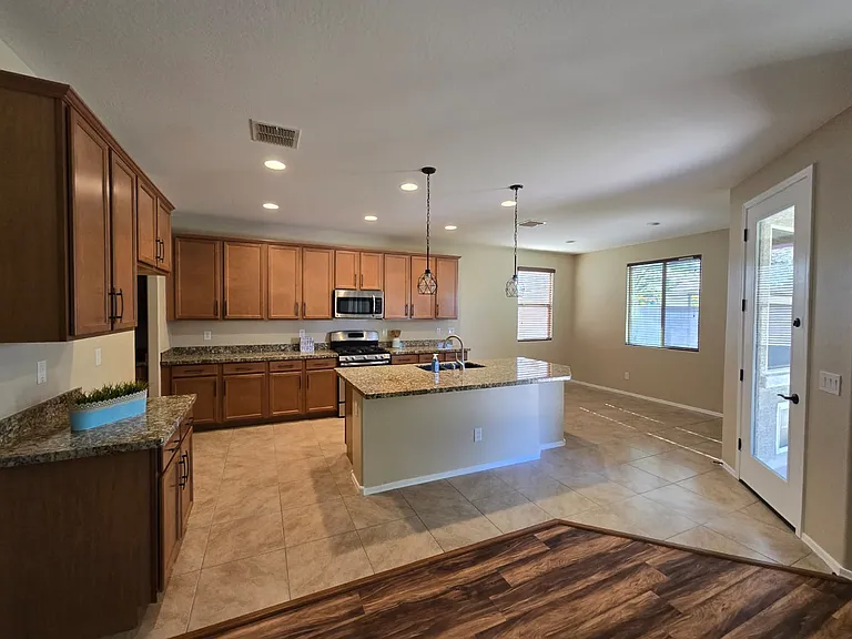 18328 W Saguaro Ln — Photo 4